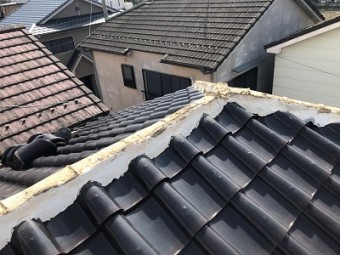 屋根棟の修繕工事の棟瓦を撤去した様子