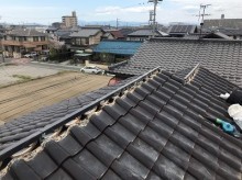 屋根棟の修繕工事の樹脂垂木を設置の様子