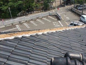 半丸型棟瓦のお宅で棟組み替え工事の施工中の様子