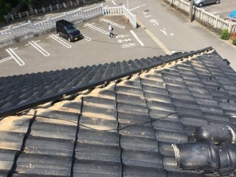 半丸型棟瓦のお宅で棟組み替え工事の施工中の様子