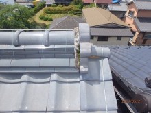 漆喰の破損、瓦のズレ、雨どいの歪みのあるお宅の施工前の様子