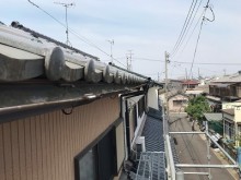 漆喰の破損、瓦のズレ、雨どいの歪みのあるお宅の施工前の様子