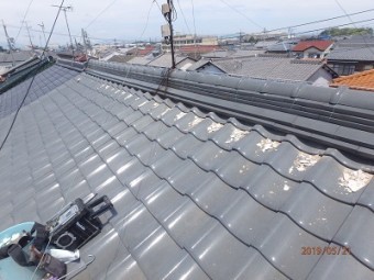漆喰の破損、瓦のズレ、雨どいの歪みのあるお宅の施工中の様子