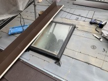 天窓を残して施工する様子