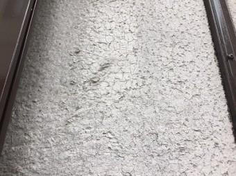 剥がれてきているセラミック塗装の外壁