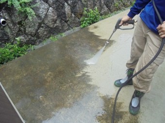 高圧洗浄中