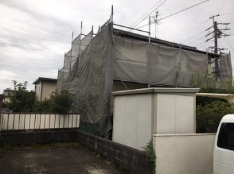 養生シートをかけた足場仮設中のお家