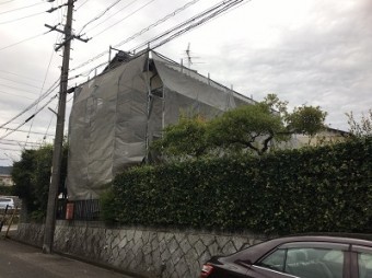養生シートをかけた足場仮設中のお家(別角度)