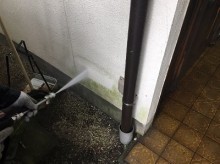 高圧洗浄中の外壁