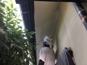 木部の下塗り作業中
