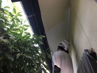 木部の下塗り作業中