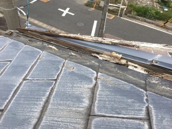 貫板交換工事前の板金が外れてしまっている様子