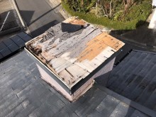 雨漏れする屋根の現地調査の様子