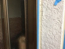 外壁の付帯物周りにシリコン材を入れる様子