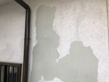 塗膜が剥がれ落ちてしまった箇所の補修の様子