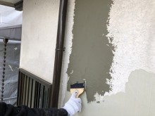 塗膜が剥がれ落ちてしまった箇所の補修の様子