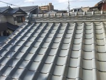 屋根の瓦をシリコンで固定した様子