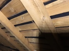現地調査中の屋根裏(別角度)