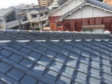 屋根の瓦をシリコンで固定した様子