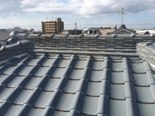 屋根の瓦をシリコンで固定した様子
