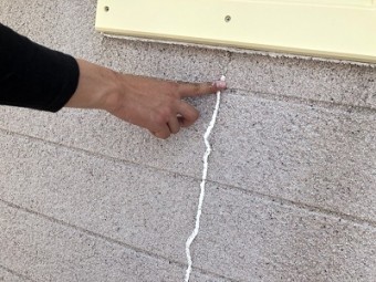 セラミック塗装外壁の施工前のクラック補修の様子