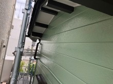 アルミサイディングの外壁の本塗り作業の様子