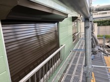 アルミサイディングの外壁の本塗り作業の様子