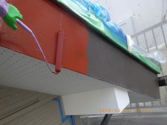 外壁の金属素材の下塗り塗装している様子