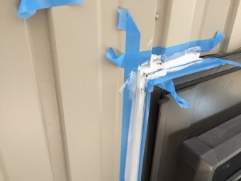 付帯物周りにシーリングする様子
