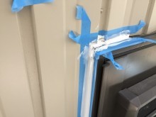 付帯物周りにシーリングする様子