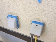 付帯物周りにシーリングを入れる様子