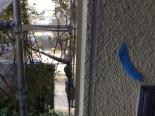 地目にシーリングを入れる様子
