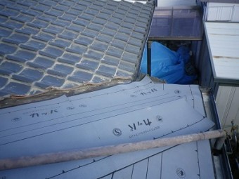 谷板金まで防水シートを張った様子
