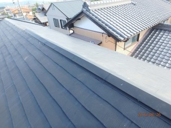 防水シートの上から棟板金を被せ直します
