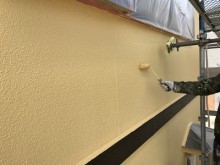 外壁に塗装している様子