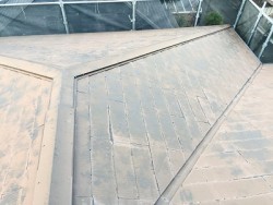 色あせて剥げた屋根