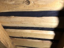 現地調査中の屋根裏(アップ)