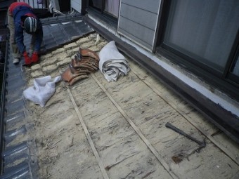 春日井市の葺き替え現場にて瓦を降ろしている写真