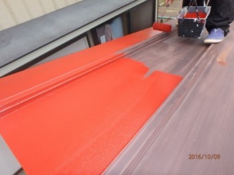 トタンに錆び止めを塗装する様子