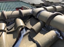瓦がずれている屋根(別角度)