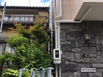 50cmしか間が無い家と家の間