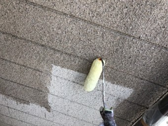 外壁塗装の下塗している様子