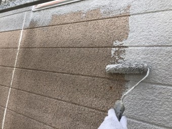 外壁塗装の下塗している様子