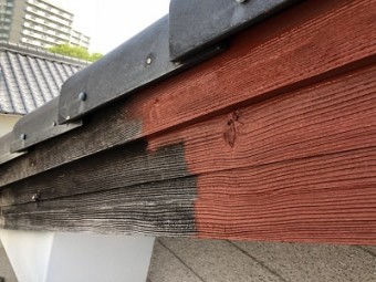 外壁塗装の付帯物への下塗りの様子