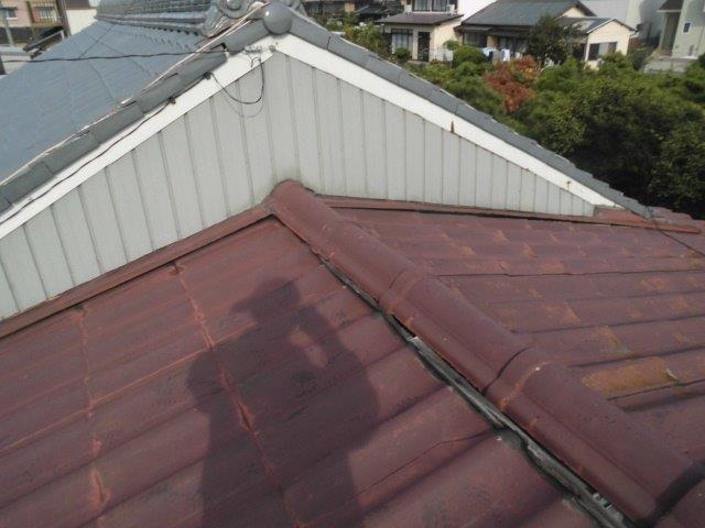 愛西市で、割れ始めたU瓦の屋根から葺き替え工事を行いました。