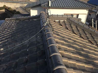 豊田市で和瓦屋根の葺き替え工事の様子　屋根を交換するための和瓦の解体