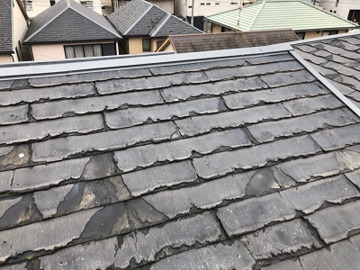 春日井市でのスレート屋根の無料点検の様子　経年劣化で圧縮されたスレートがバラバラになっているお家