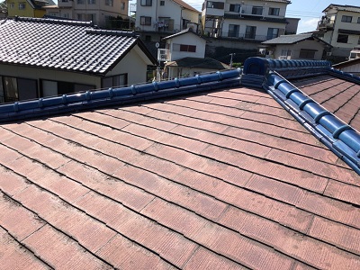 春日井市での雨漏り点検のご依頼　スレート屋根なのに棟には和瓦の特殊なお家の様子