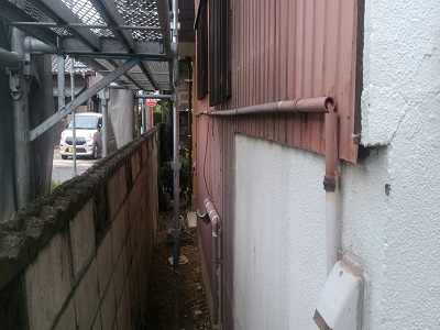 外壁の重ね張り工事の現地調査の様子