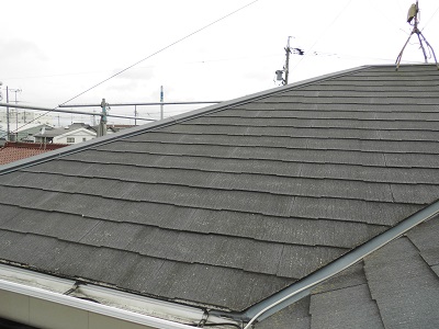 豊山町で、スレート屋根のカバー工事　屋根の下地作りと防水シートの設置の様子